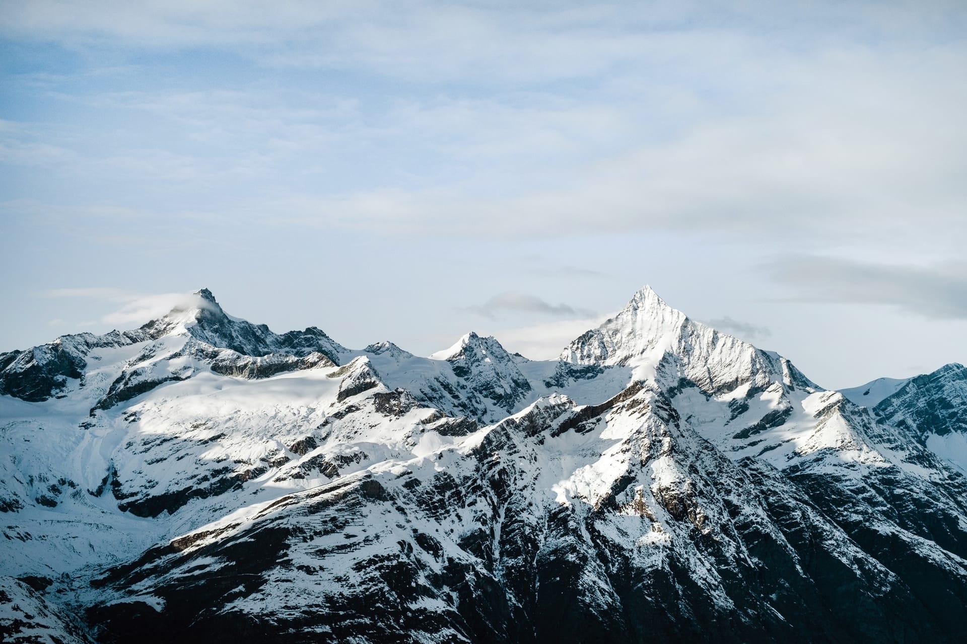 Rotsachtige bergrug met besneeuwde toppen